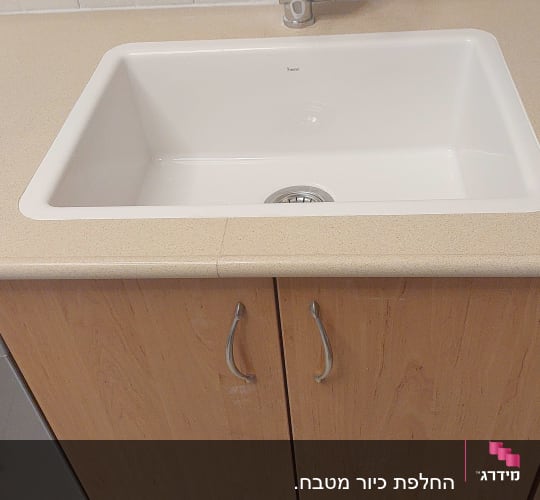 כיור מותקן בשיש במטבח עם ברז